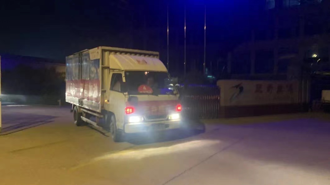 三奇驰援河南灾区的物资运输车辆夜间出发